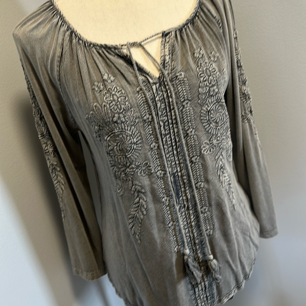 Womens Solitairee Grey Top, Size Small.